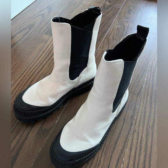 Noize Shoes - Boots water resistant white with thick black sole from Noize